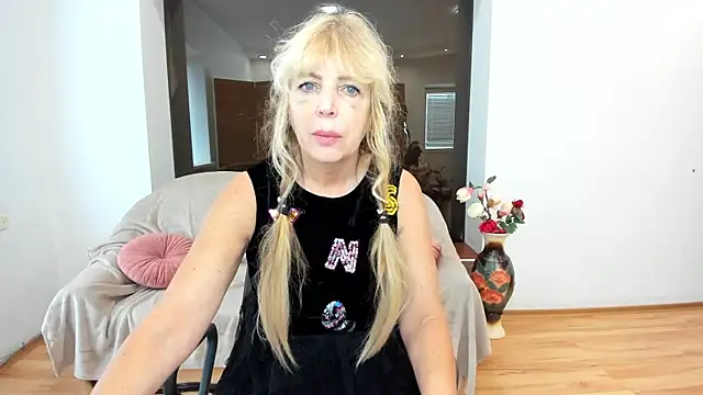 Snapshot of Anna_Diax chatting on 18, 10, 2025 Anna Diax online show from 18, 10, 2025