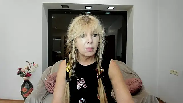 Snapshot of Anna_Diax chatting on 8, 11, 2025 Anna Diax online show from 8, 11, 2025