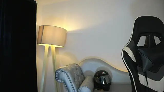 ashleyvalirya online show from 10, 4, 2026