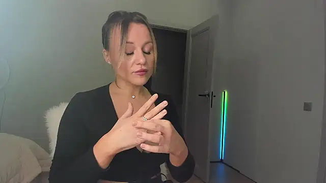 Snapshot of _cometoseeme_ chatting on 5, 11, 2025 cometoseeme online show from 5, 11, 2025