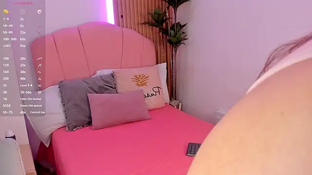 Victoria vallejo  online show from 7, 11, 2025