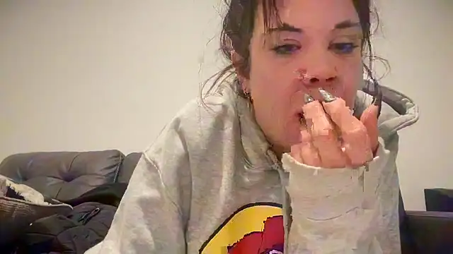 Snapshot of RavenRayyy chatting on 8, 10, 2025 RavenRayyy online show from 8, 10, 2025