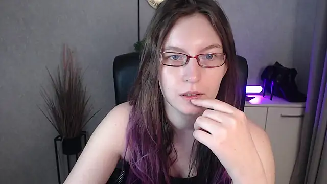 emmaxDelight online show from 5, 12, 2025