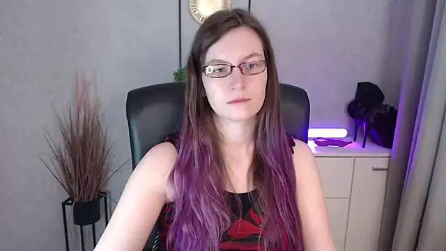 emmaxDelight online show from 28, 11, 2025