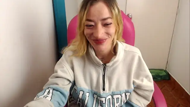 Snapshot of zoe_jones13 chatting on 3, 8, 2026 zoe jones13 online show from 3, 8, 2026