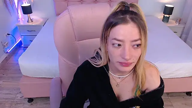 Snapshot of zoe_jones13 chatting on 7, 7, 2026 zoe jones13 online show from 7, 7, 2026