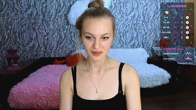 Snapshot of Elfanna chatting on 9, 10, 2025 Elfanna online show from 9, 10, 2025