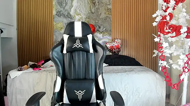 Danna topless online show from 19, 3, 2026