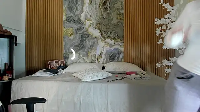 Danna topless online show from 3, 2, 2026