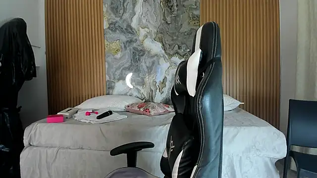 Danna topless online show from 27, 11, 2025