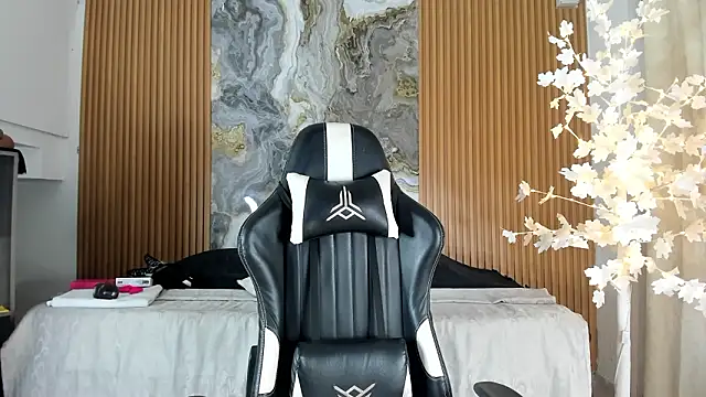 Danna topless online show from 26, 3, 2026