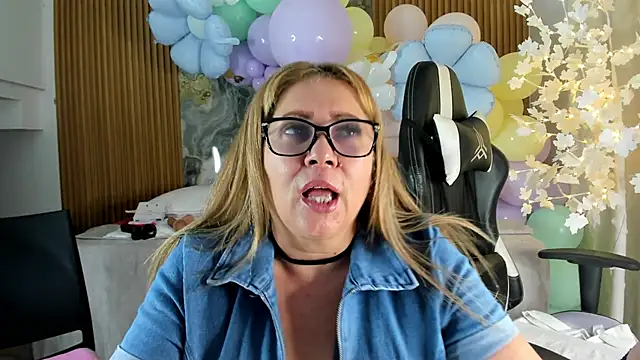 Danna topless online show from 14, 4, 2026