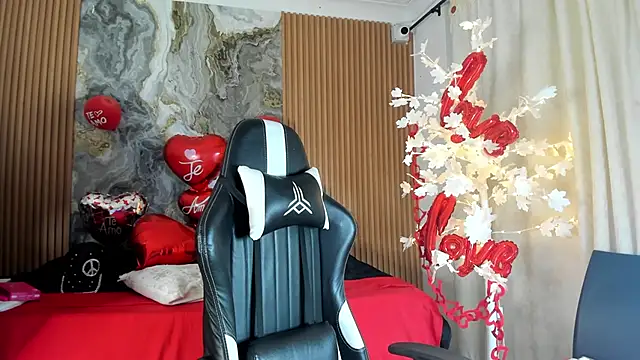 Danna topless online show from 26, 2, 2026