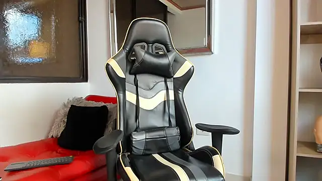 julian wallace online show from 21, 4, 2026