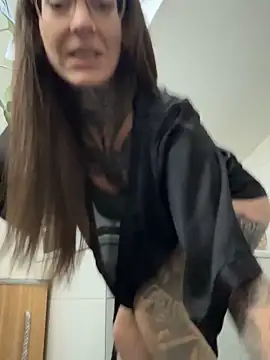 Snapshot of BrownieyQueen chatting on 6, 11, 2025 BrownieyQueen online show from 6, 11, 2025