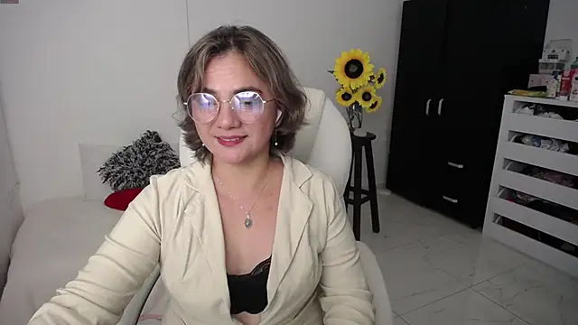 Snapshot of Chiraz_hasnaa chatting on 6, 3, 2025 Chiraz hasnaa online show from 6, 3, 2025