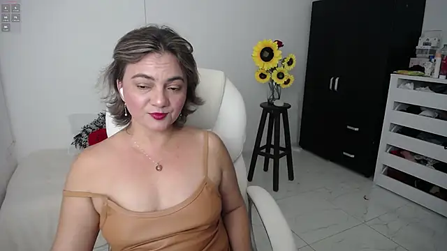 Snapshot of Chiraz_hasnaa chatting on 9, 3, 2025 Chiraz hasnaa online show from 9, 3, 2025