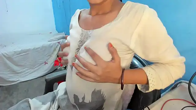 Snapshot of aarjulove chatting on 28, 11, 2025 aarjulove online show from 28, 11, 2025