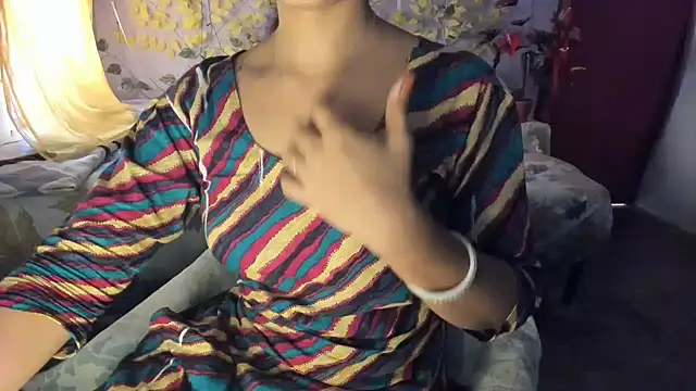 Snapshot of aarjulove chatting on 4, 6, 2026 aarjulove online show from 4, 6, 2026