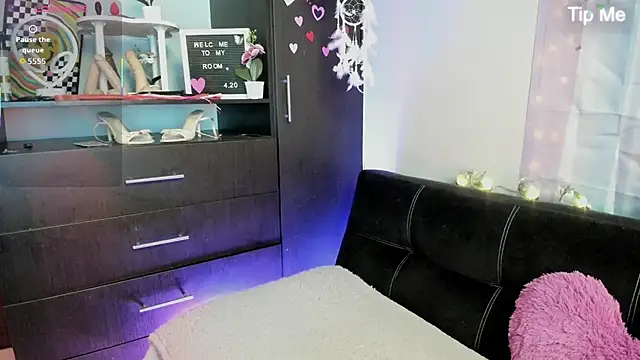 Snapshot of Emilytafur chatting on 22, 11, 2025 Emilytafur online show from 22, 11, 2025