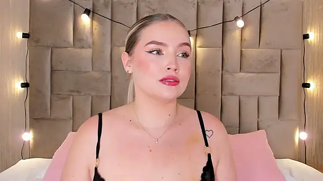 Snapshot of GaiaBaker chatting on 8, 10, 2025 GaiaBaker online show from 8, 10, 2025