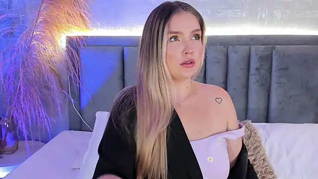 Snapshot of GaiaBaker chatting on 13, 10, 2025 GaiaBaker online show from 13, 10, 2025