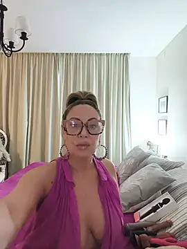 lolavalecuatro online show from 7, 6, 2026