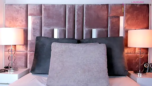 Nia Bunny online show from 9, 10, 2025