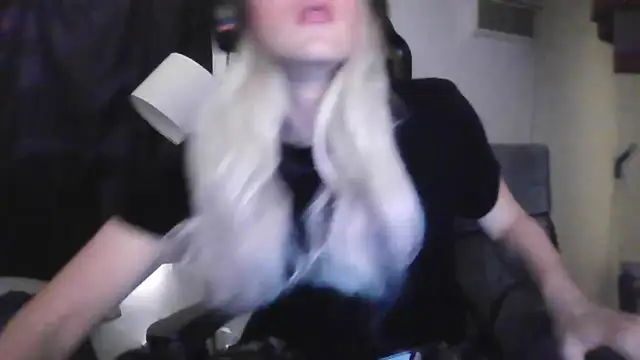 Snapshot of sexyblondetrans chatting on 28, 10, 2025 sexyblondetrans online show from 28, 10, 2025