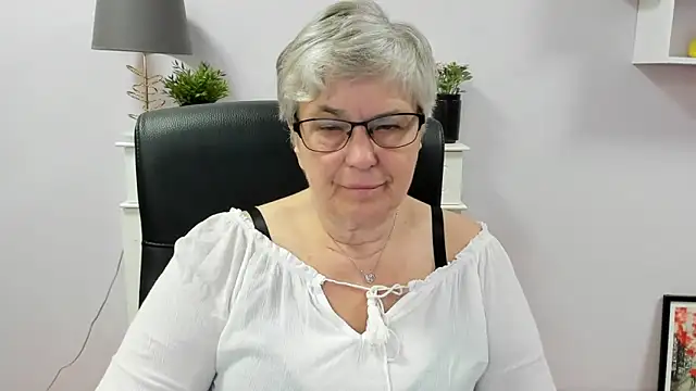 Snapshot of IrisDream chatting on 18, 6, 2026 IrisDream online show from 18, 6, 2026