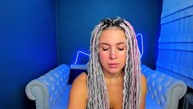 Snapshot of rock_n_roxy chatting on 8, 11, 2025 rock n roxy online show from 8, 11, 2025