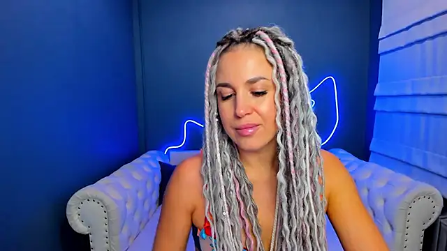 Snapshot of rock_n_roxy chatting on 25, 10, 2025 rock n roxy online show from 25, 10, 2025