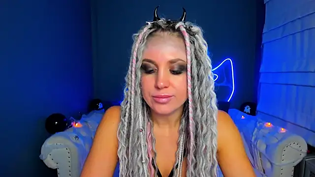 Snapshot of rock_n_roxy chatting on 29, 10, 2025 rock n roxy online show from 29, 10, 2025