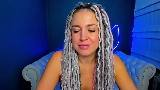 Snapshot of rock_n_roxy chatting on 4, 11, 2025 rock n roxy online show from 4, 11, 2025