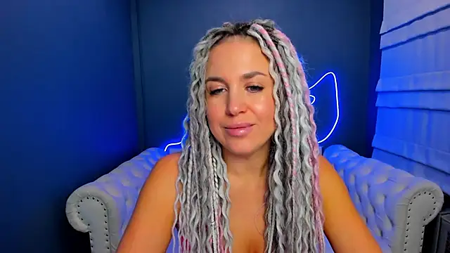 Snapshot of rock_n_roxy chatting on 24, 10, 2025 rock n roxy online show from 24, 10, 2025