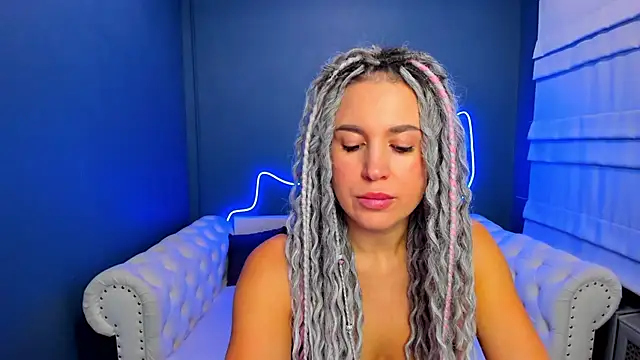 Snapshot of rock_n_roxy chatting on 13, 10, 2025 rock n roxy online show from 13, 10, 2025