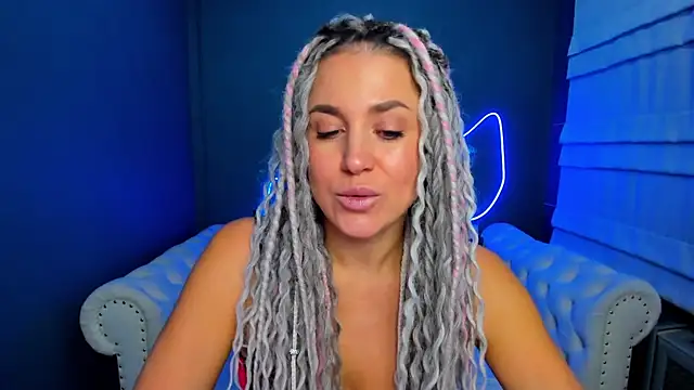 Snapshot of rock_n_roxy chatting on 5, 11, 2025 rock n roxy online show from 5, 11, 2025