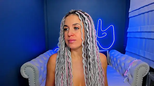 Snapshot of rock_n_roxy chatting on 21, 10, 2025 rock n roxy online show from 21, 10, 2025