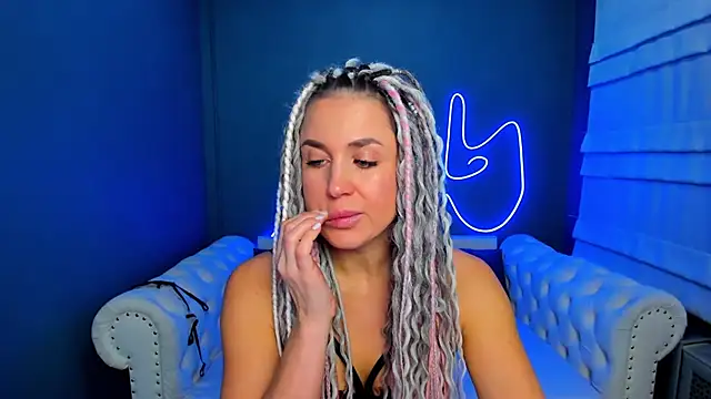 Snapshot of rock_n_roxy chatting on 15, 11, 2025 rock n roxy online show from 15, 11, 2025