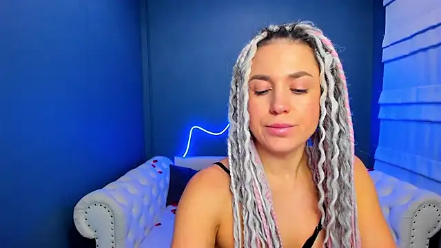 Snapshot of rock_n_roxy chatting on 25, 11, 2025 rock n roxy online show from 25, 11, 2025