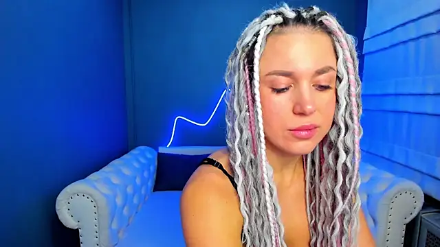 Snapshot of rock_n_roxy chatting on 11, 11, 2025 rock n roxy online show from 11, 11, 2025