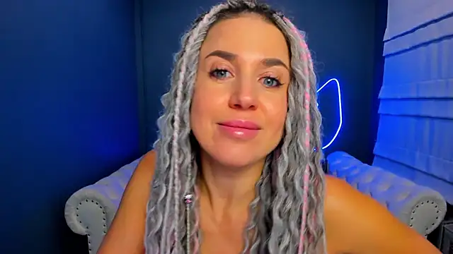 Snapshot of rock_n_roxy chatting on 16, 10, 2025 rock n roxy online show from 16, 10, 2025