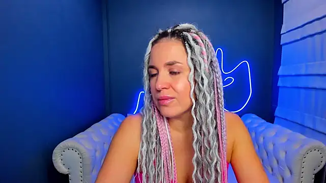 Snapshot of rock_n_roxy chatting on 23, 11, 2025 rock n roxy online show from 23, 11, 2025