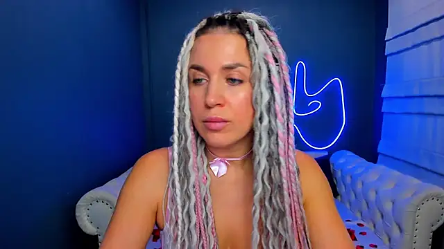 Snapshot of rock_n_roxy chatting on 28, 11, 2025 rock n roxy online show from 28, 11, 2025