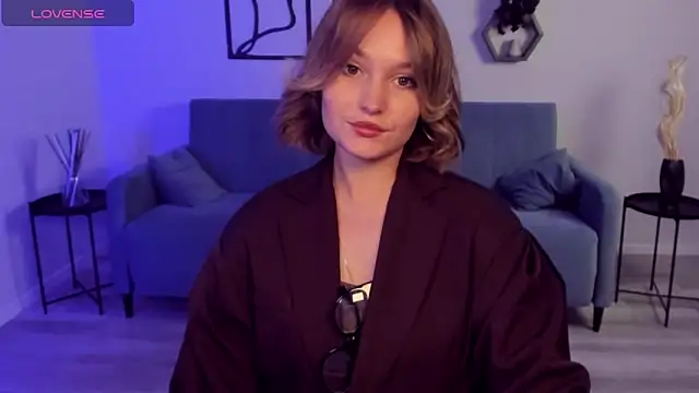 Snapshot of BritnieCute chatting on 8, 10, 2025 BritnieCute online show from 8, 10, 2025