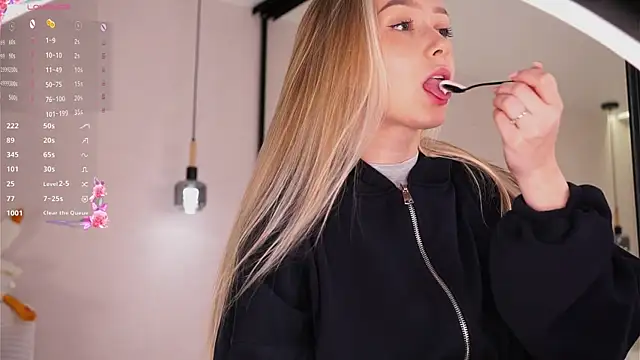 HollisBeckett online show from 21, 4, 2026