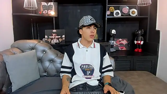 Snapshot of HeellBoy_ chatting on 24, 10, 2025 HeellBoy online show from 24, 10, 2025