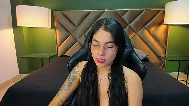 Mia Elowen online show from 17, 10, 2025