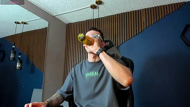 JacksonOlsenn online show from 28, 2, 2025