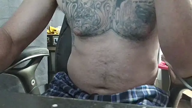 Snapshot of overaveragefreak4you chatting on 4, 2, 2025 overaveragefreak4you online show from 4, 2, 2025